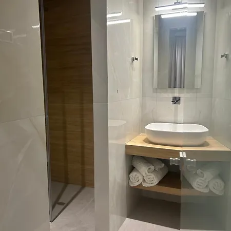 Secret Nest Плакиас